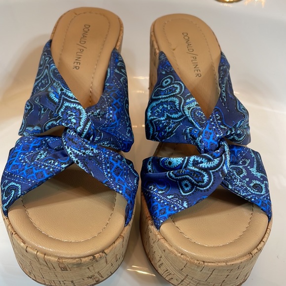 Donald J PLiner Blue bandana print wedges . EUC SZ 8 - Picture 2 of 6